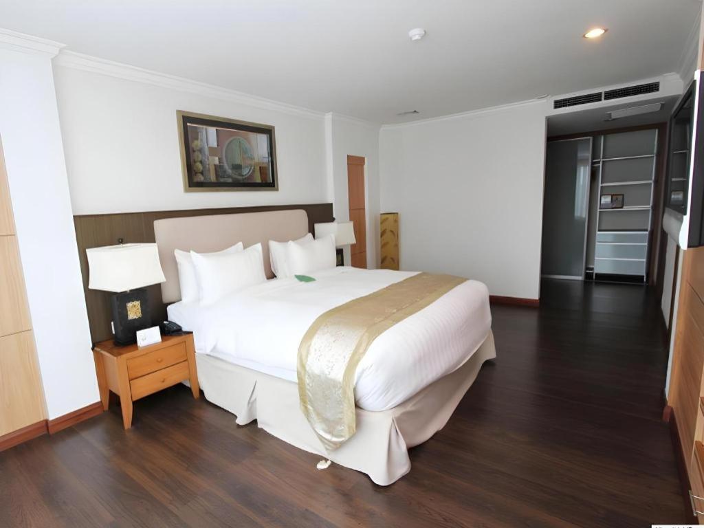 Plaza Sutera Biru Hotel Kuala Belait Extérieur photo