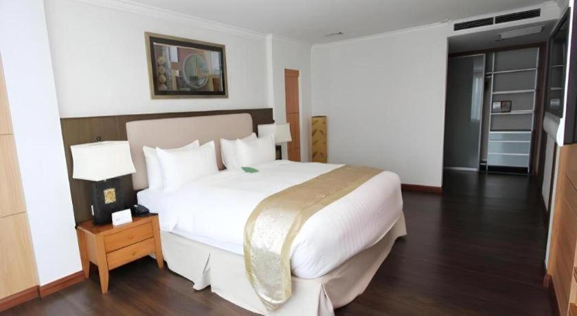 Plaza Sutera Biru Hotel Kuala Belait Extérieur photo